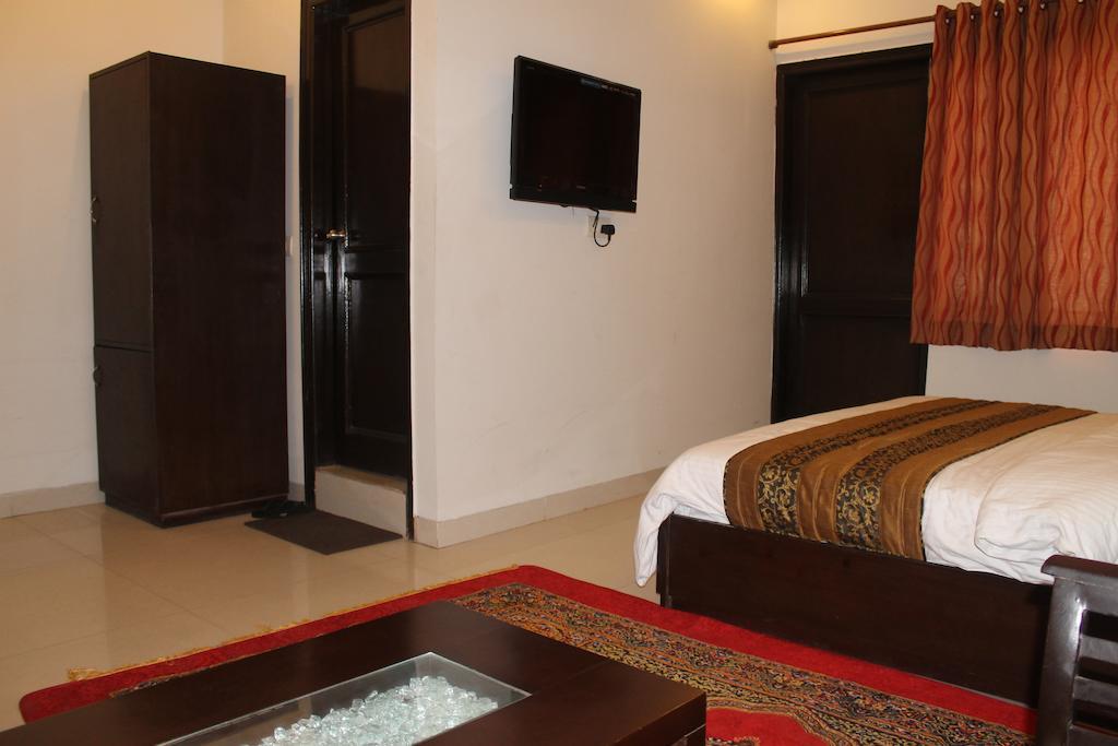 Airport Hotel Jet Inn Suites New Delhi Room photo