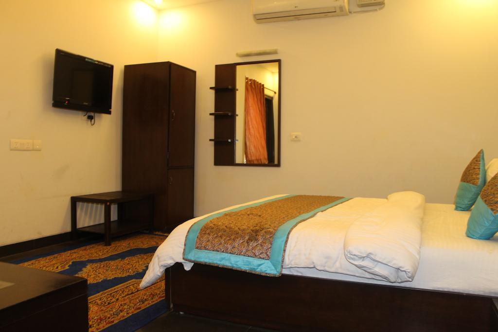 Airport Hotel Jet Inn Suites New Delhi Room photo