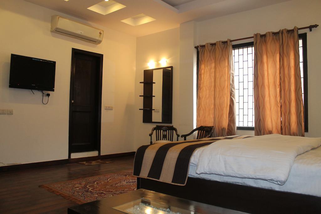 Airport Hotel Jet Inn Suites New Delhi Room photo