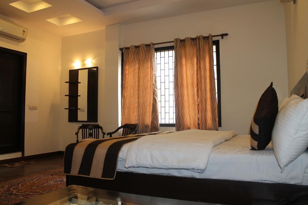 Airport Hotel Jet Inn Suites New Delhi Room photo