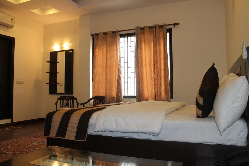 Airport Hotel Jet Inn Suites New Delhi Room photo